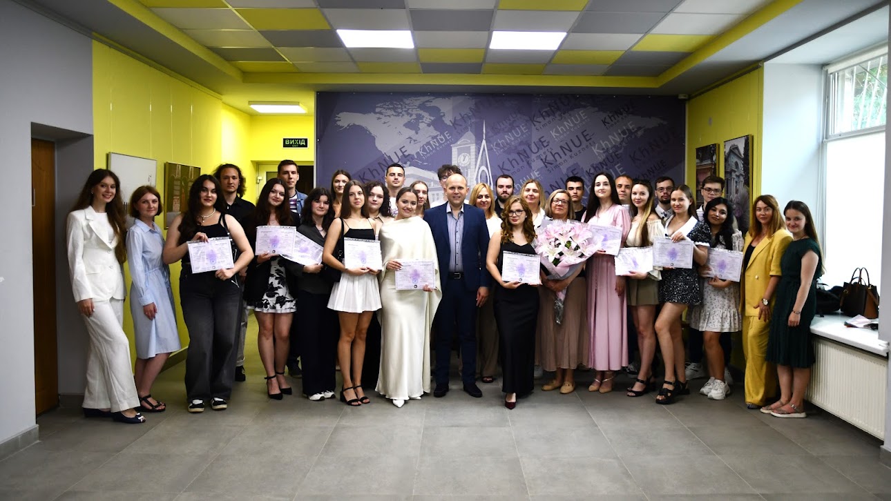 У ХНЕУ ім. С. Кузнеця відбулося урочисте нагородження випускників-бакалаврів ННІ міжнародних відносин