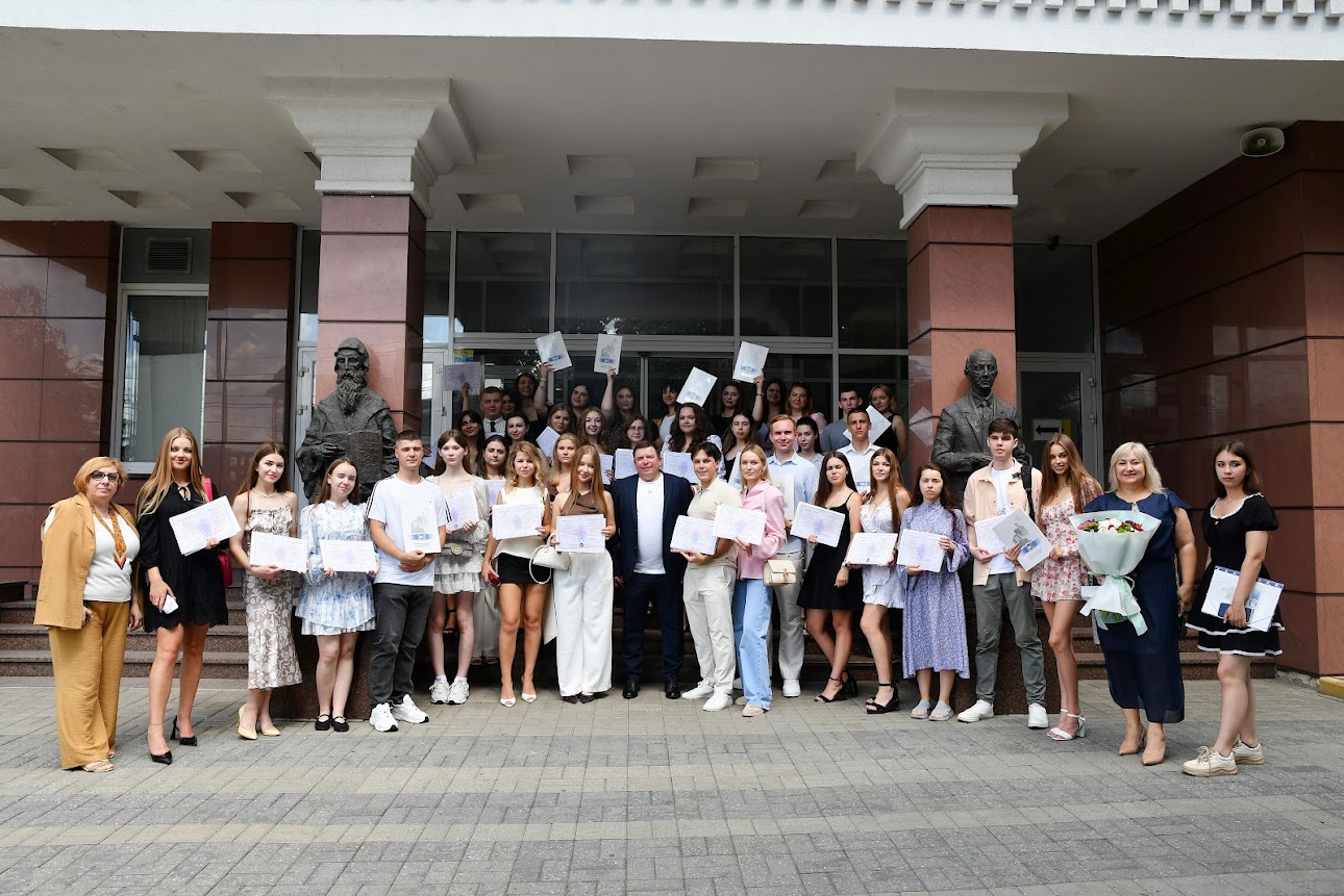Урочисте вручення дипломів бакалаврам ННІ Економіки і права ХНЕУ ім. С. Кузнеця