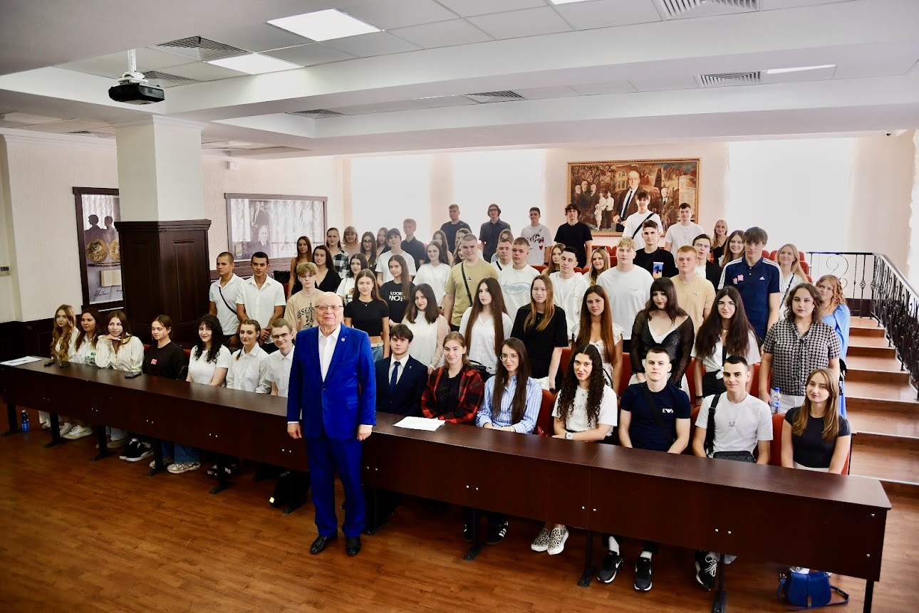 Розпочалася серія зустрічей ректора ХНЕУ ім. С. Кузнеця з першокурсниками