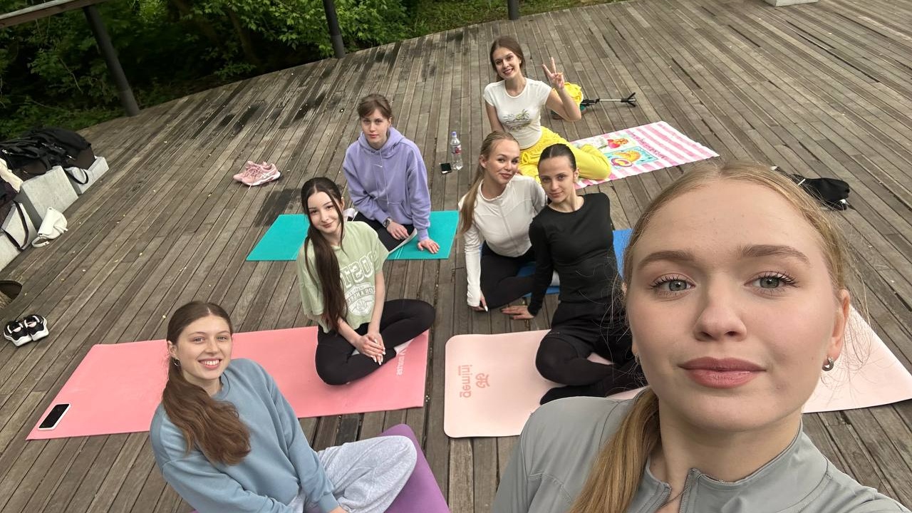 Студенти ХНЕУ ім. С. Кузнеця долучилися до заняття з пілатесу в Саржиному Яру