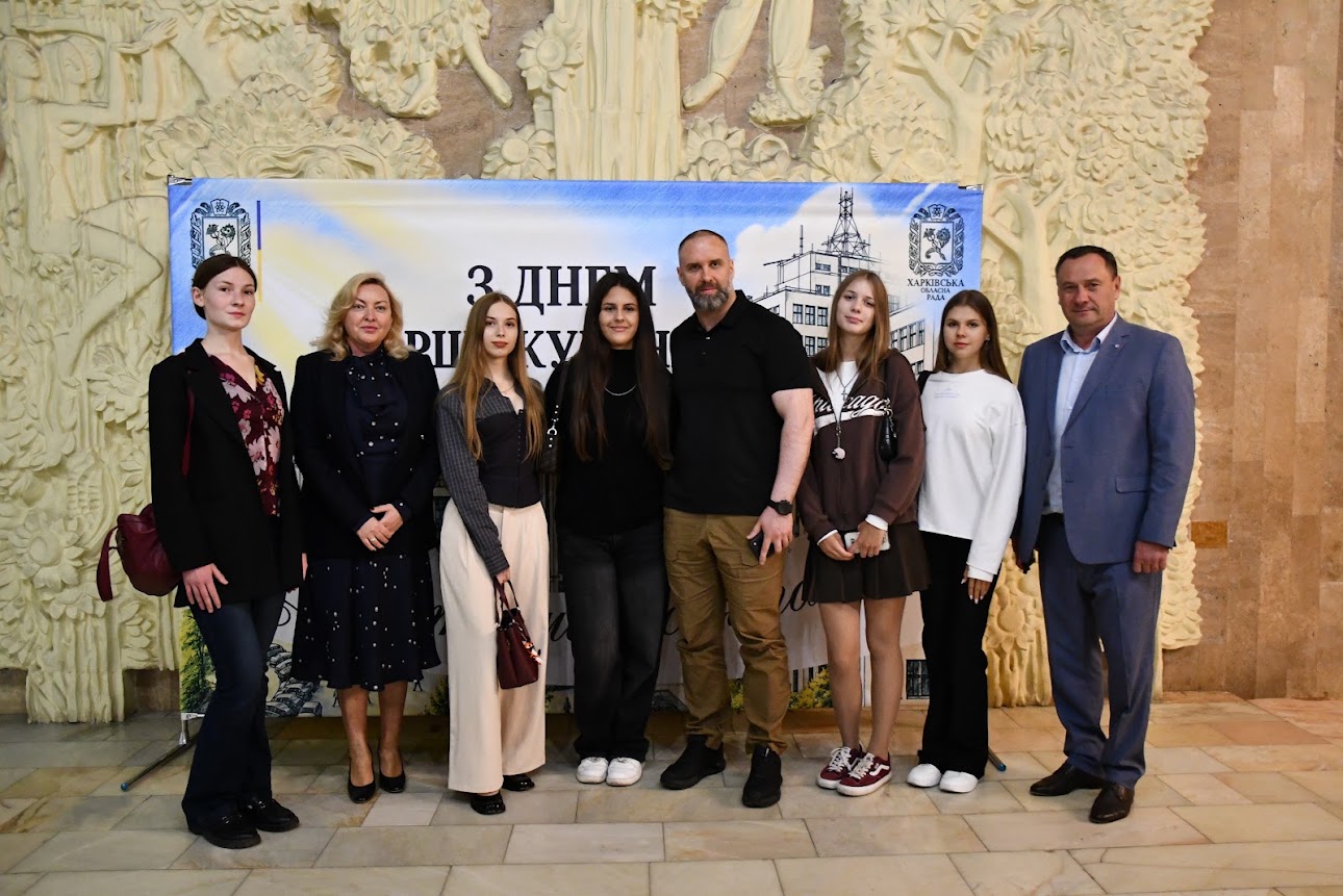 СТУДЕНТСЬКЕ ЖИТТЯ ПОЧИНАЄТЬСЯ ТУТ: ПЕРШОКУРСНИКИ ХНЕУ ІМ. С. КУЗНЕЦЯ СВЯТКУЮТЬ РАЗОМ ІЗ ХАРКОВОМ!